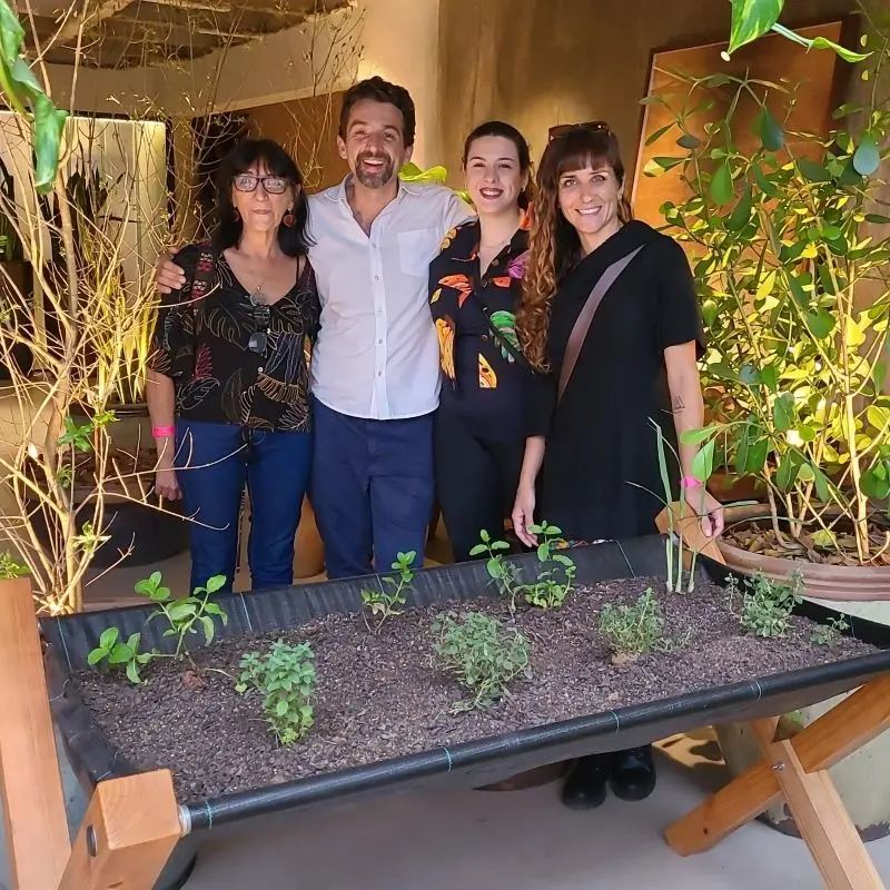 Amigos em exposição de arquitetura e design Casa Cor. O espaço criado pela paisagista mistura elementos de decoração, plantas ornamentais e plantas comestíveis, como ervas e temperos.