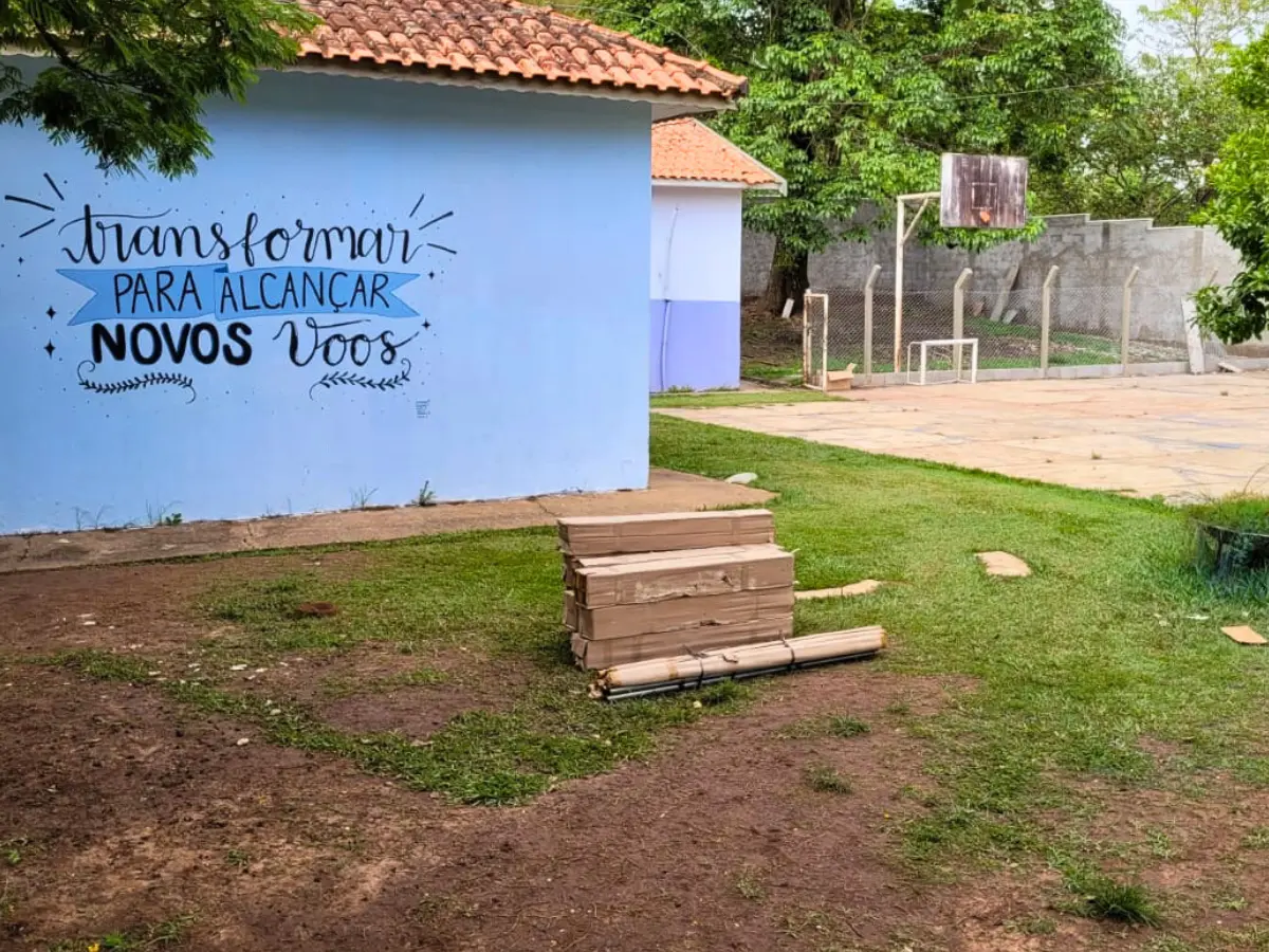 Implementação de projeto sustentável com horta suspensa sendo montada por comunidade escolar e voluntários. Foto antes da montagem.