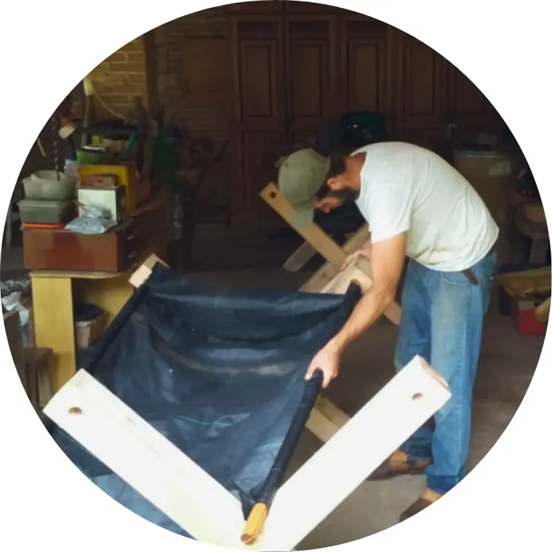 Homem montando canteiro elevado de horta