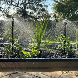 Sistema de irrigação em horta vertical suspensa de alumínio.
