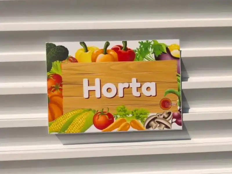 Placa colorida de identificação "Horta" em área comum de prédio.
