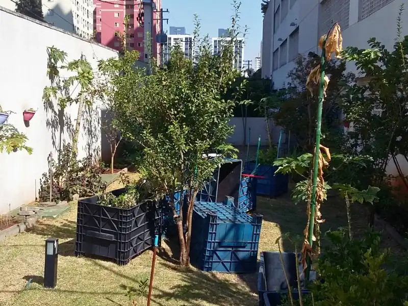 Espaço ocioso em condomínio de São Paulo antes da implantação da horta.