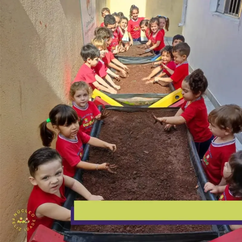 Turma de crianças preparando a terra na horta escolar, hortas suspensas com substrato para plantio coletivo.