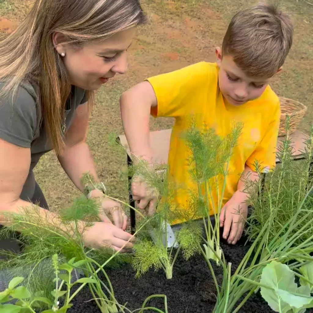 Horta em casa. Mãe e filho plantando juntos.