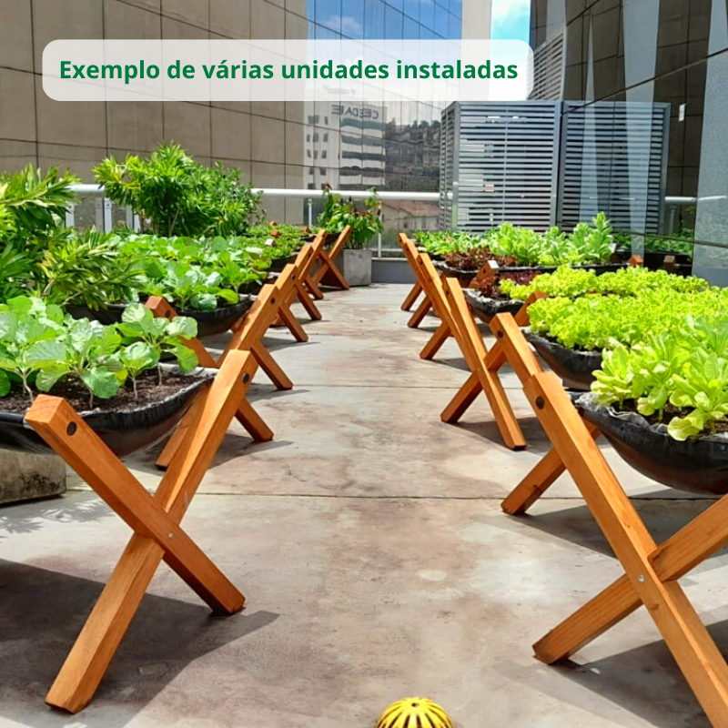 Horta Suspensa Jardim de Comer: Conjunto de 13 canteiros suspensos instalados em terraço, dispostos em diagonal.