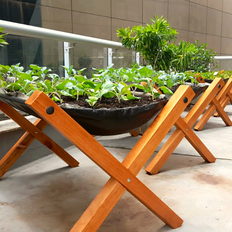 Horta Suspensa Jardim de Comer: Estrutura instalada em terraço.
